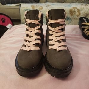 New cute So hiking boots